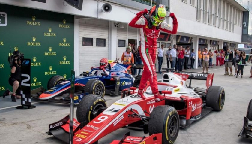 Mick Schumacher pelea por el título de F2 durante el GP de Sakhir