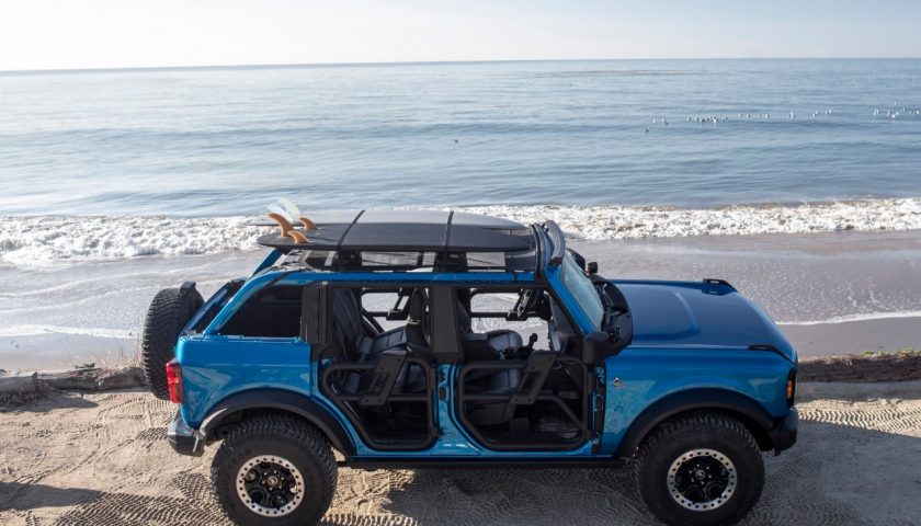 La posibilidad de poder quitar el techo y puertas de la Ford Bronco la hace muy divertida