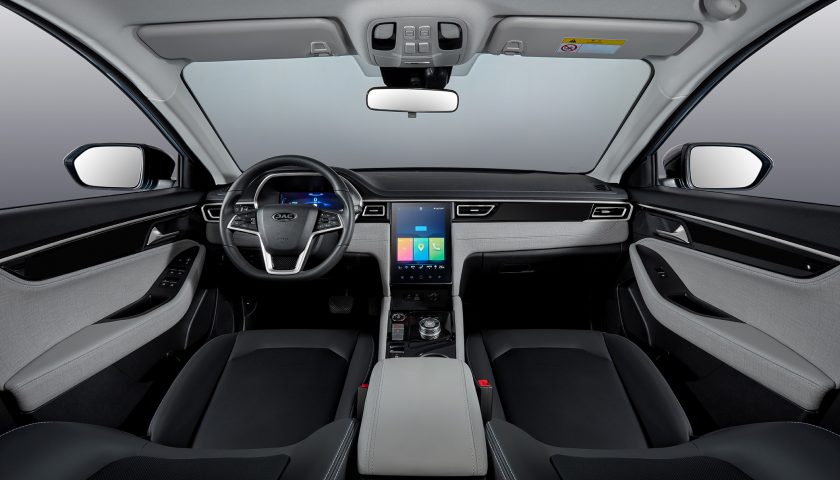 El interior del JAC e J7 es minimalista
